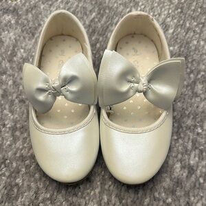 EEUC Carter’s Cream shimmer ballet flat with Bow detail size 9